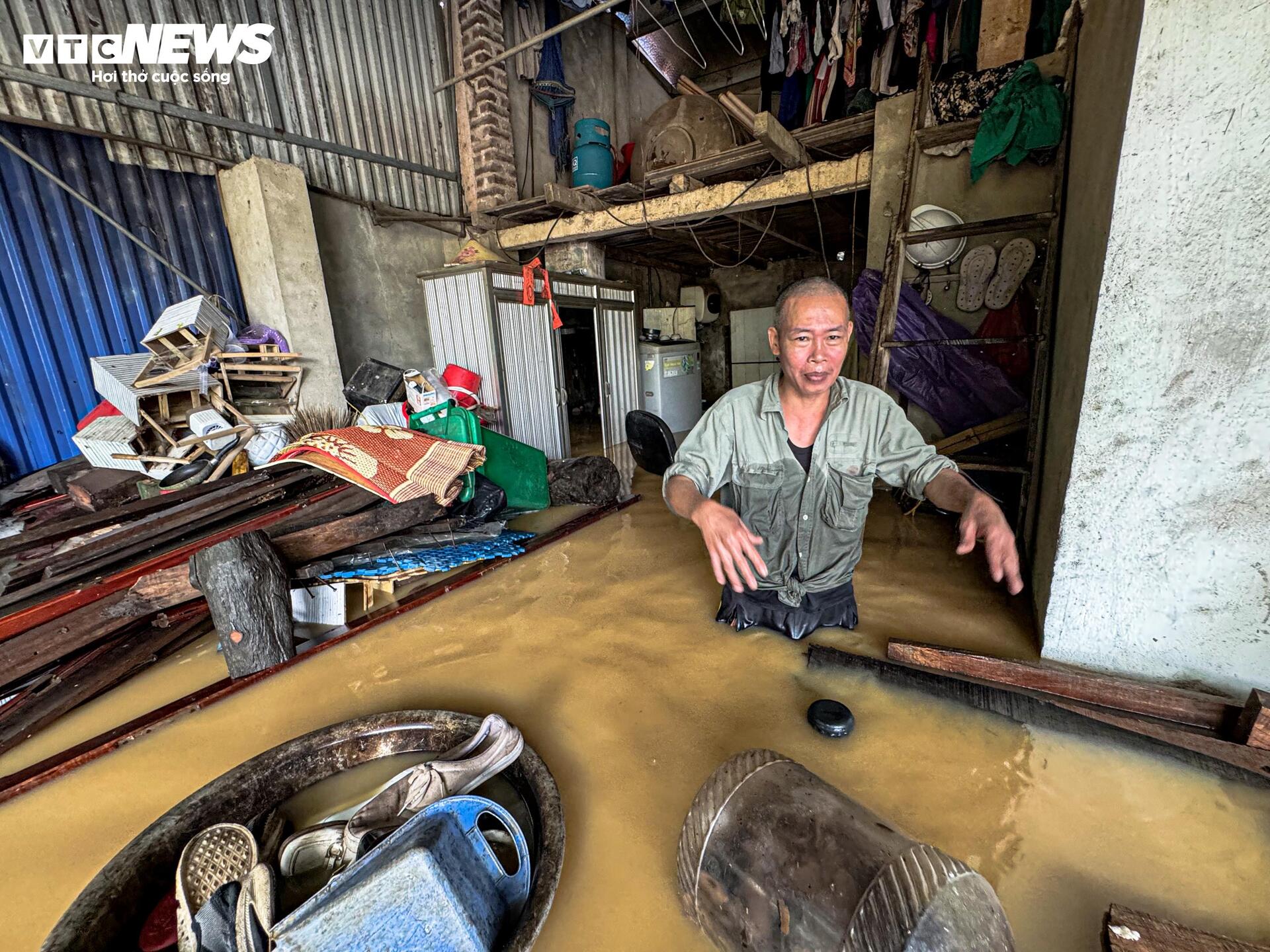 Lũ lịch sử 60 năm ở Th&aacute;i Nguy&ecirc;n, d&acirc;n bắc thang l&ecirc;n tầng 2 chạy lụt- Ảnh 9.