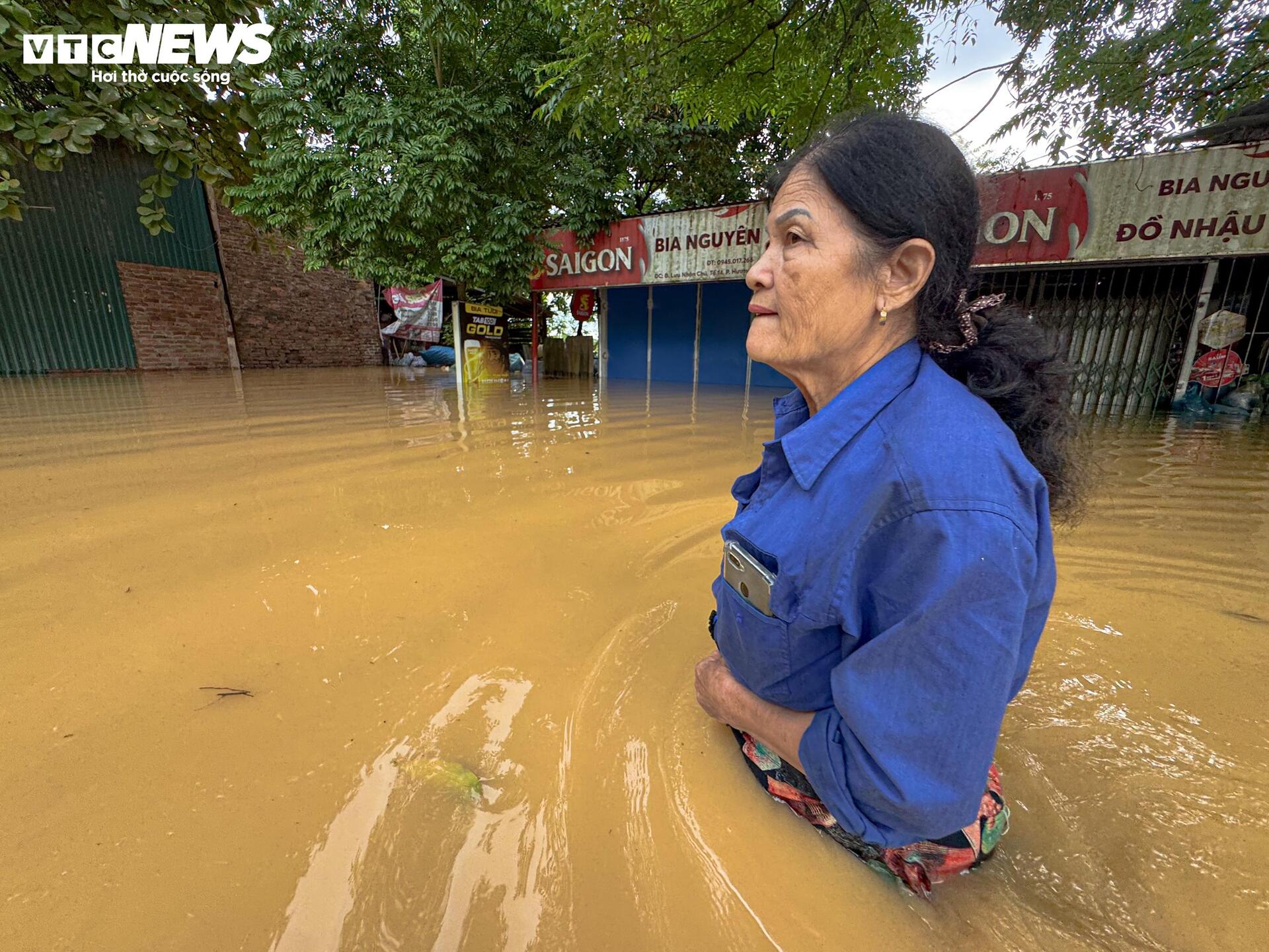 Lũ lịch sử 60 năm ở Th&aacute;i Nguy&ecirc;n, d&acirc;n bắc thang l&ecirc;n tầng 2 chạy lụt- Ảnh 10.