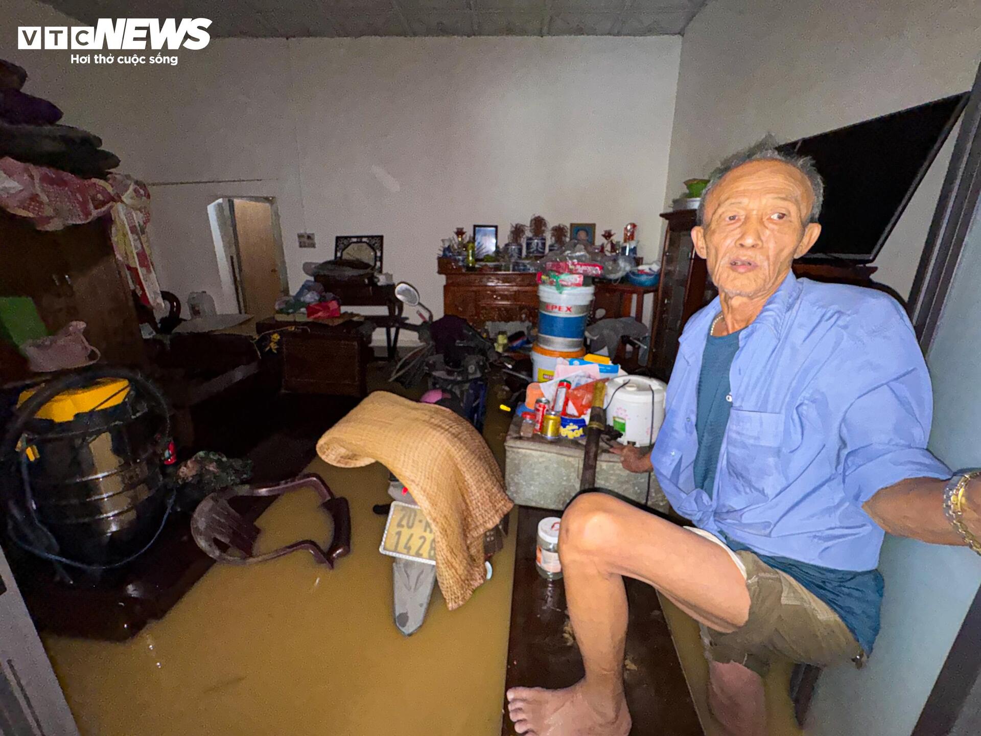 Lũ lịch sử 60 năm ở Th&aacute;i Nguy&ecirc;n, d&acirc;n bắc thang l&ecirc;n tầng 2 chạy lụt- Ảnh 7.