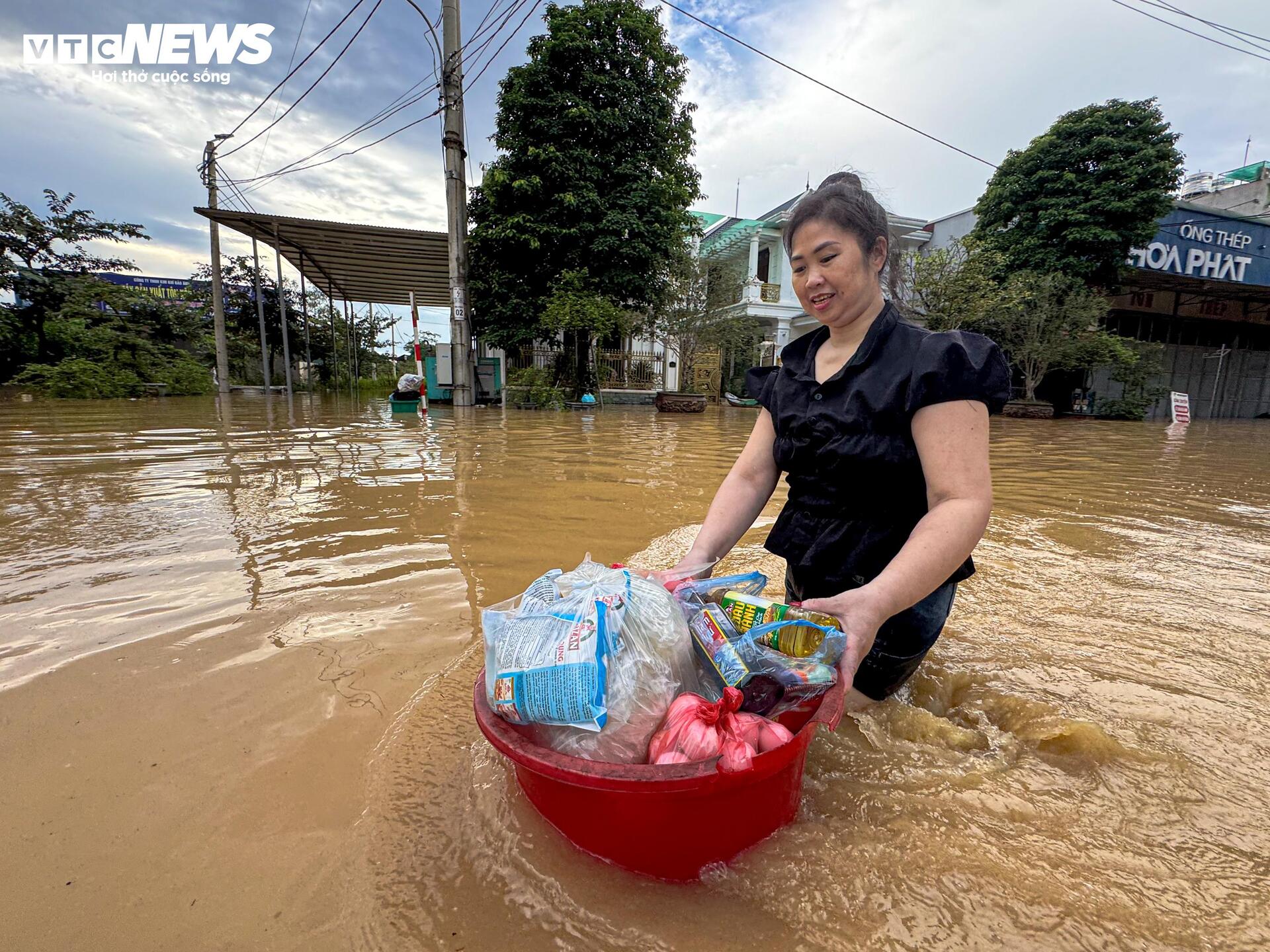 Lũ lịch sử 60 năm ở Th&aacute;i Nguy&ecirc;n, d&acirc;n bắc thang l&ecirc;n tầng 2 chạy lụt- Ảnh 3.