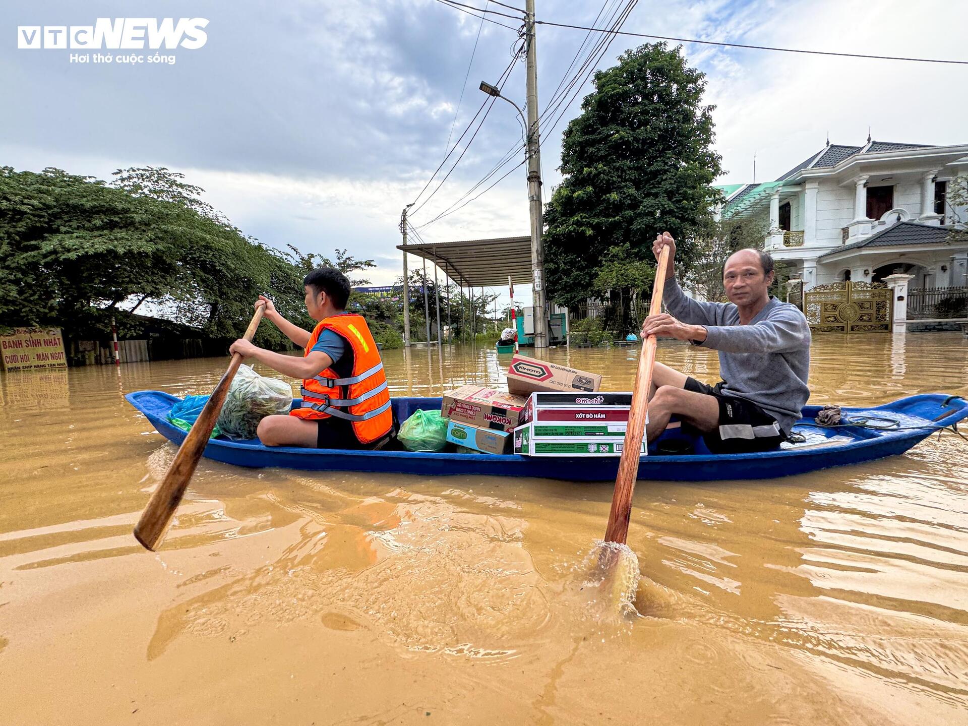 Lũ lịch sử 60 năm ở Th&aacute;i Nguy&ecirc;n, d&acirc;n bắc thang l&ecirc;n tầng 2 chạy lụt- Ảnh 8.