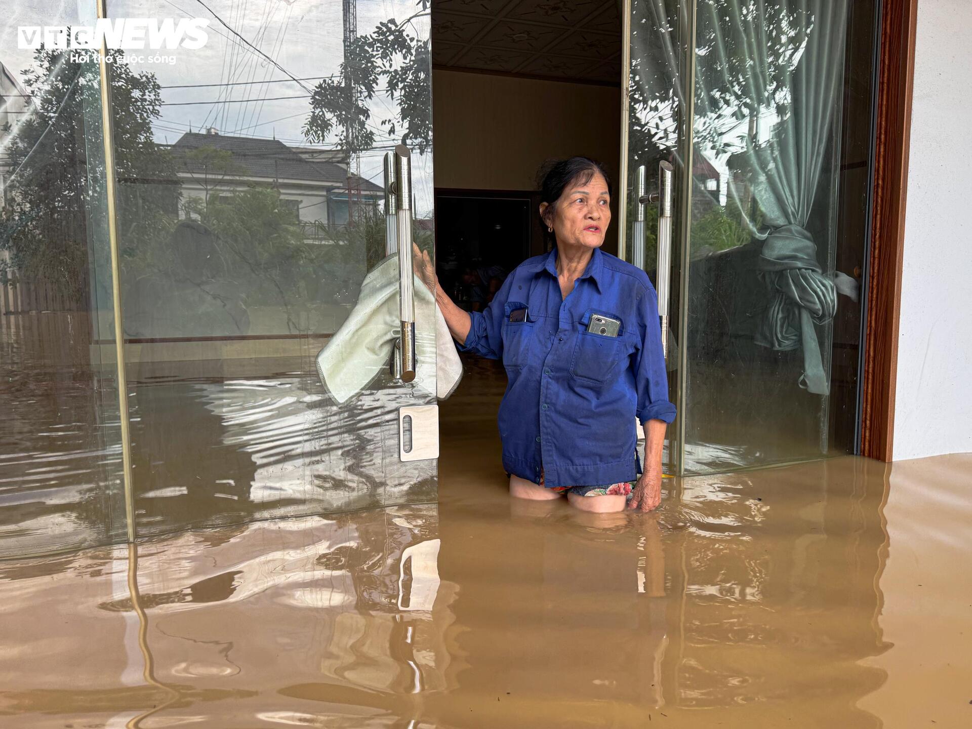 Lũ lịch sử 60 năm ở Th&aacute;i Nguy&ecirc;n, d&acirc;n bắc thang l&ecirc;n tầng 2 chạy lụt- Ảnh 2.
