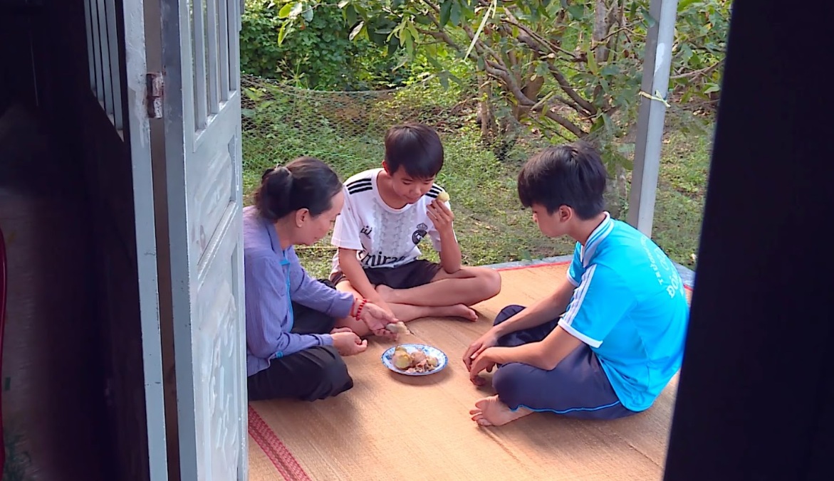 Nam nghệ sĩ miền Tây phải ăn cơm trắng với đường, chan nước lọc bật khóc nức nở- Ảnh 4. Nam nghệ sĩ miền Tây phải ăn cơm trắng với đường, chan nước lọc bật khóc nức nở- Ảnh 4.