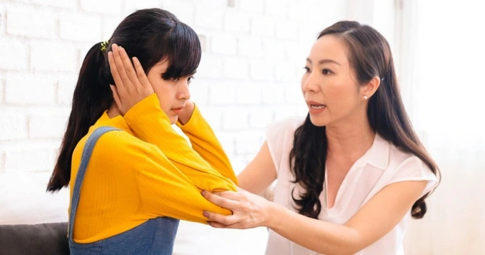 Đăng video con gái lên mạng, người mẹ nhận về loạt chỉ trích: 