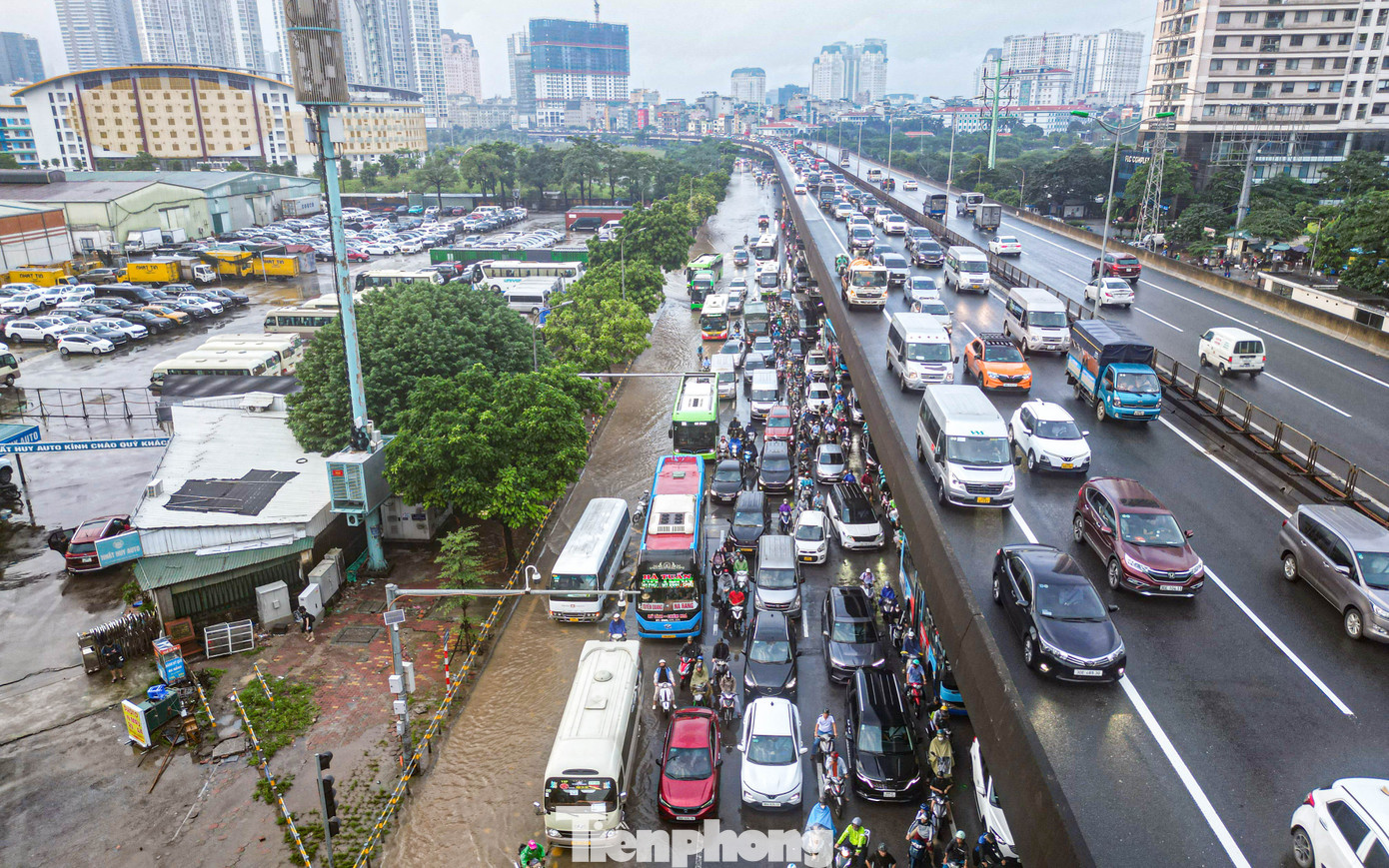 Xe máy ‘rẽ sóng’ giữa phố, tìm đường lên cao tốc tránh ngập tại Hà Nội- Ảnh 2.