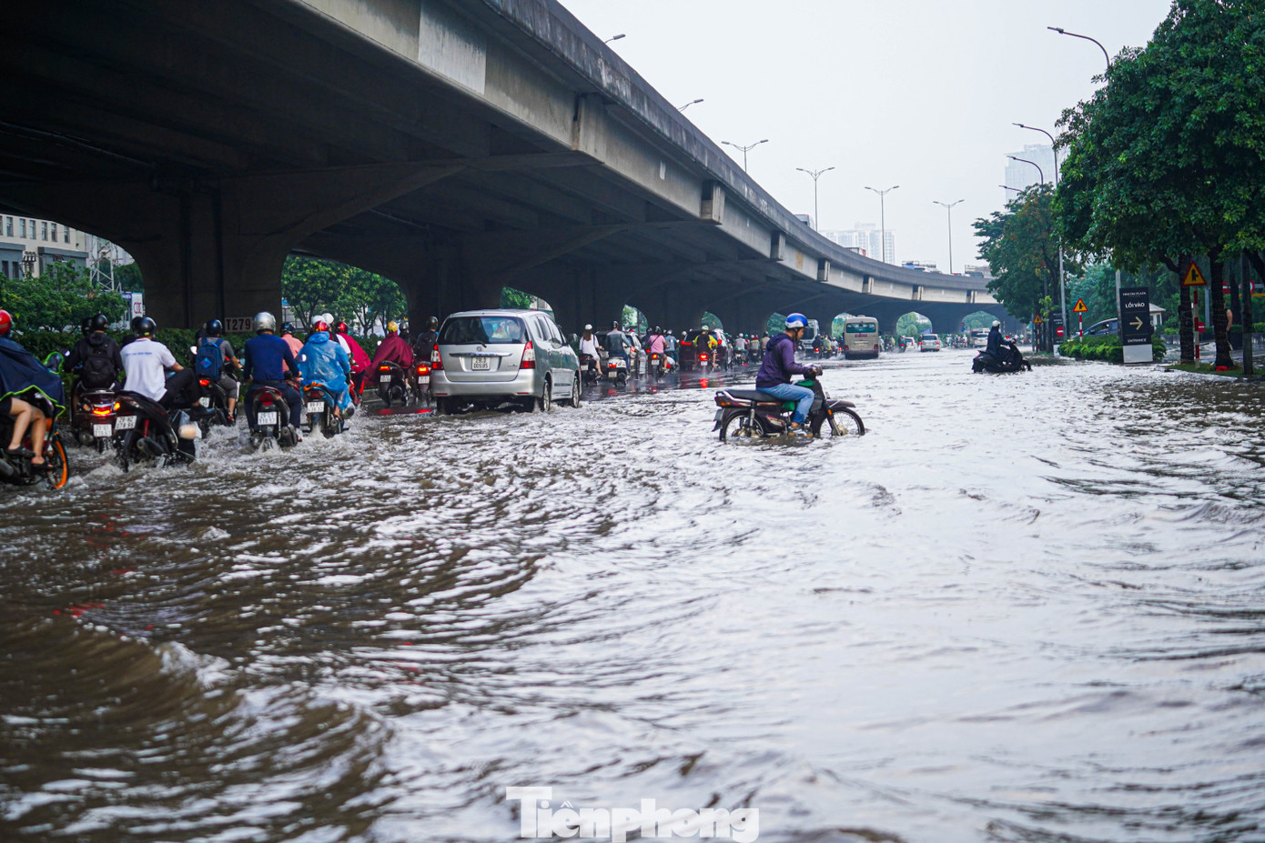 Xe máy ‘rẽ sóng’ giữa phố, tìm đường lên cao tốc tránh ngập tại Hà Nội- Ảnh 4.