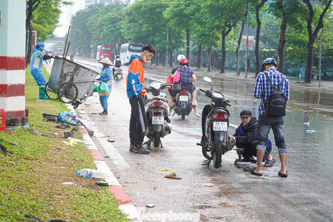 Xe máy ‘rẽ sóng’ giữa phố, tìm đường lên cao tốc tránh ngập tại Hà Nội- Ảnh 11.