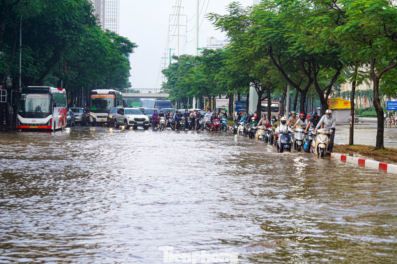 Xe máy ‘rẽ sóng’ giữa phố, tìm đường lên cao tốc tránh ngập tại Hà Nội- Ảnh 8.