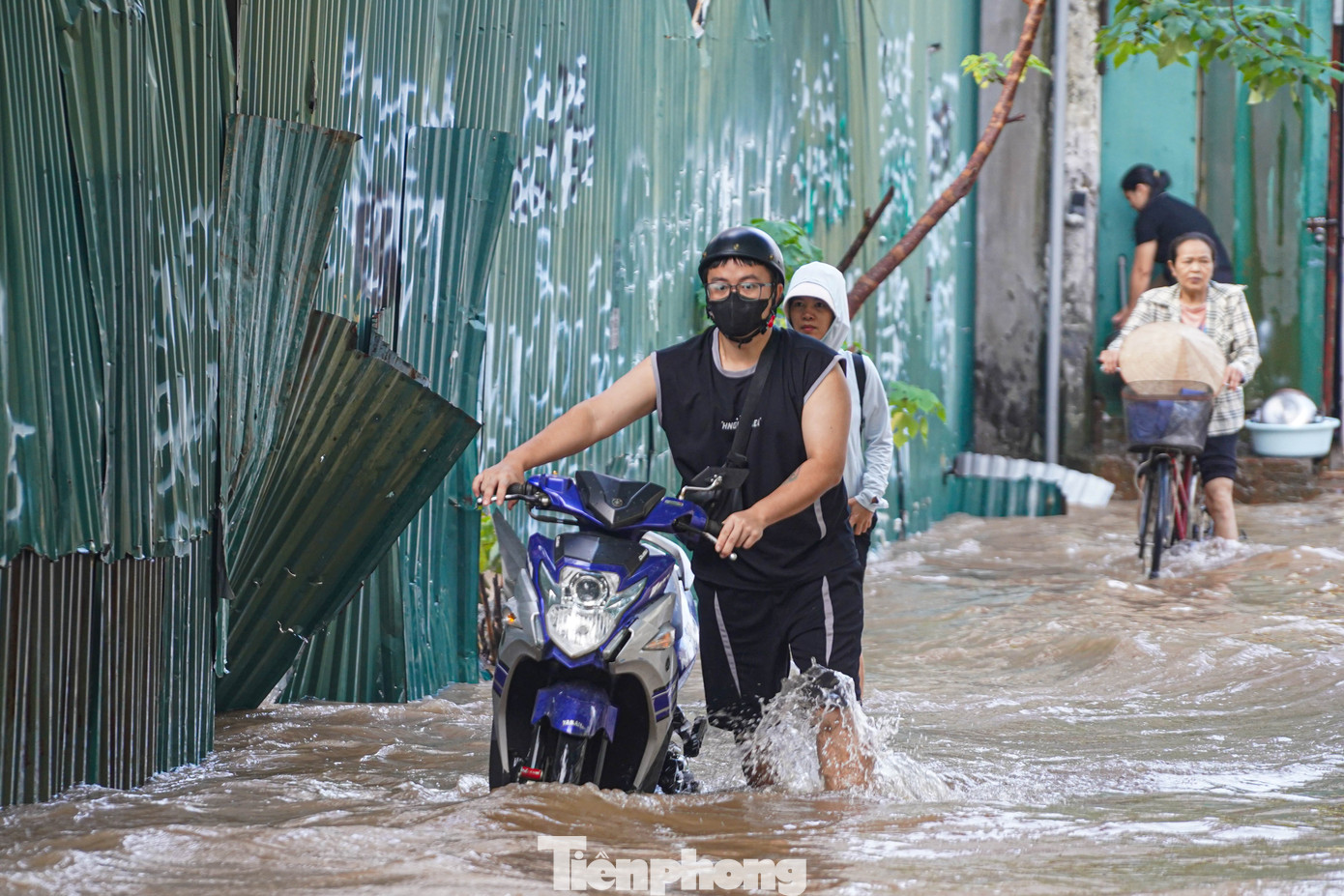 Xe máy ‘rẽ sóng’ giữa phố, tìm đường lên cao tốc tránh ngập tại Hà Nội- Ảnh 10.