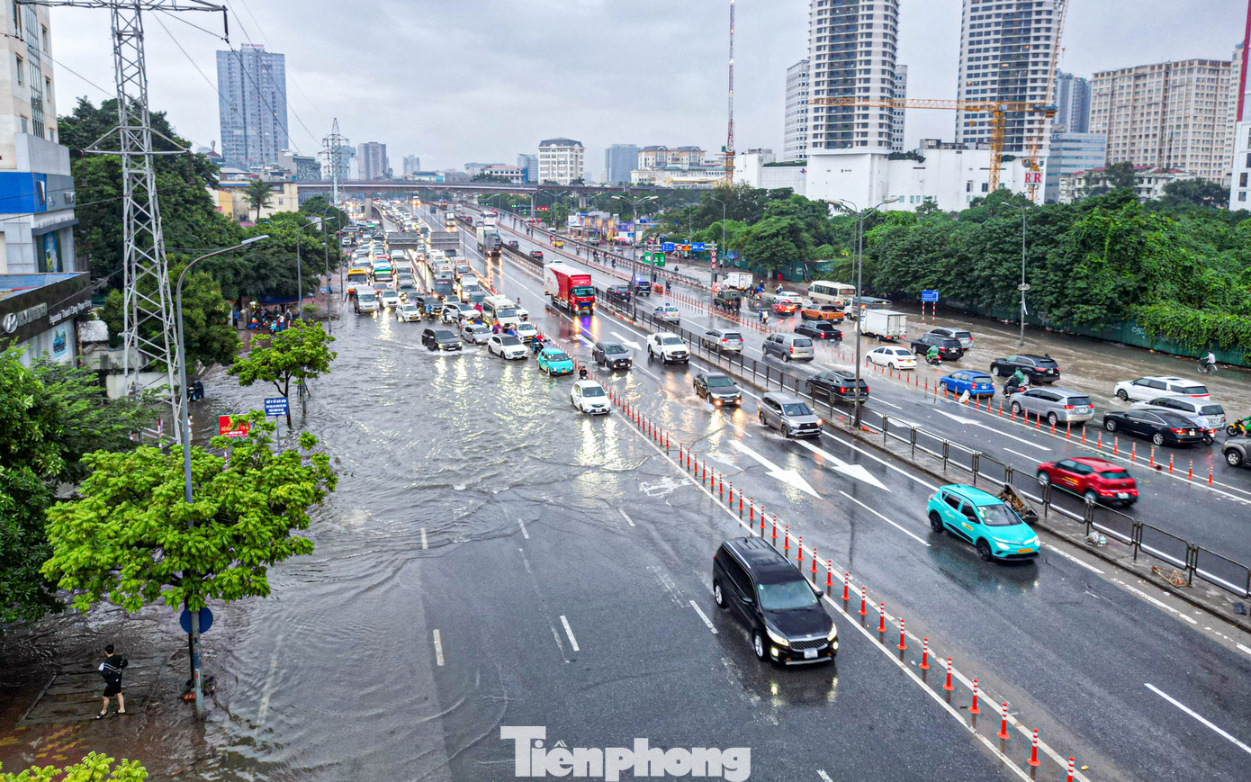 Xe máy ‘rẽ sóng’ giữa phố, tìm đường lên cao tốc tránh ngập tại Hà Nội- Ảnh 1.