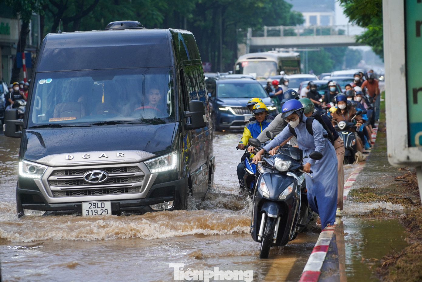 Xe máy ‘rẽ sóng’ giữa phố, tìm đường lên cao tốc tránh ngập tại Hà Nội- Ảnh 9.