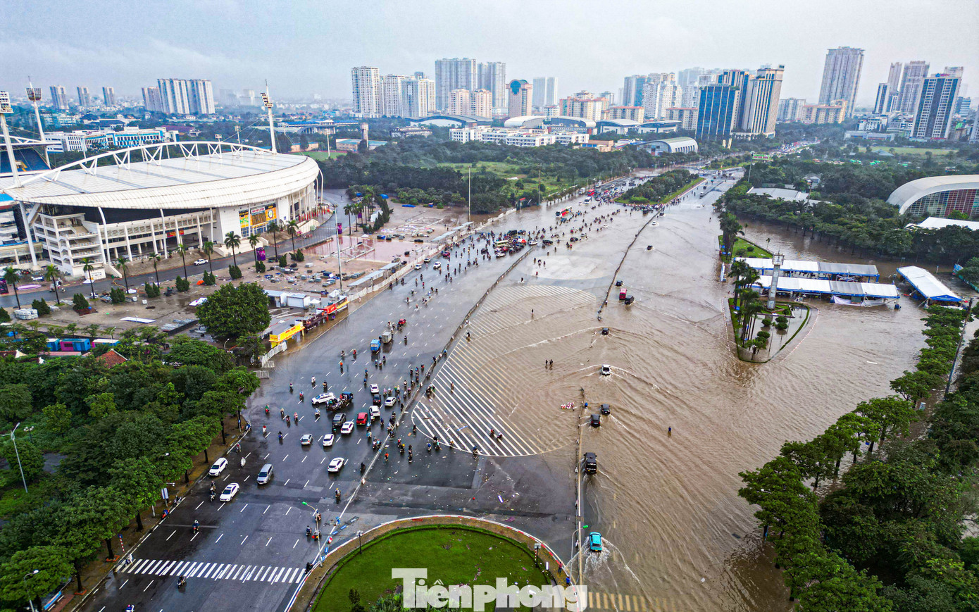 Xe máy ‘rẽ sóng’ giữa phố, tìm đường lên cao tốc tránh ngập tại Hà Nội- Ảnh 12.