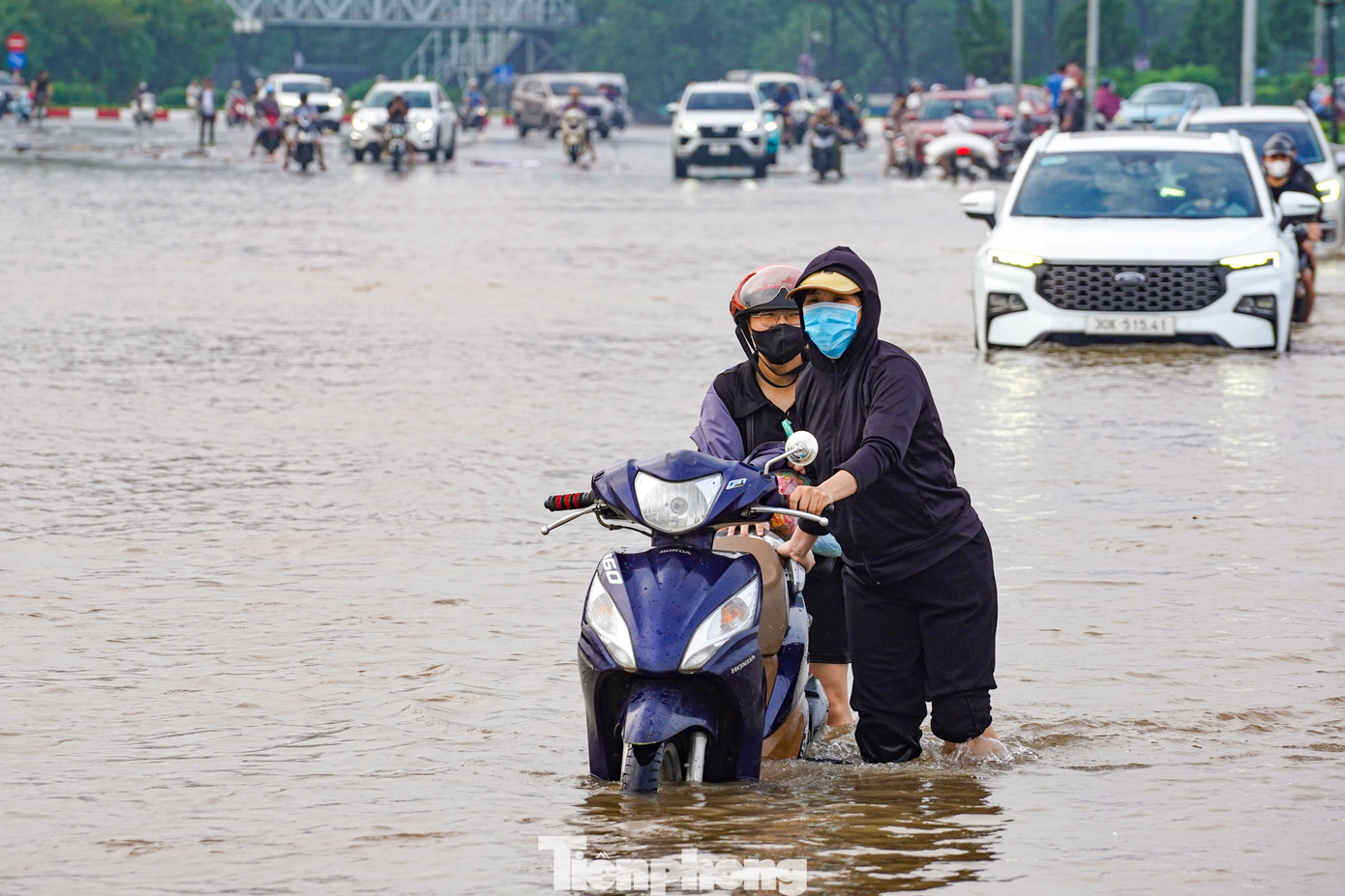 Xe máy ‘rẽ sóng’ giữa phố, tìm đường lên cao tốc tránh ngập tại Hà Nội- Ảnh 14.