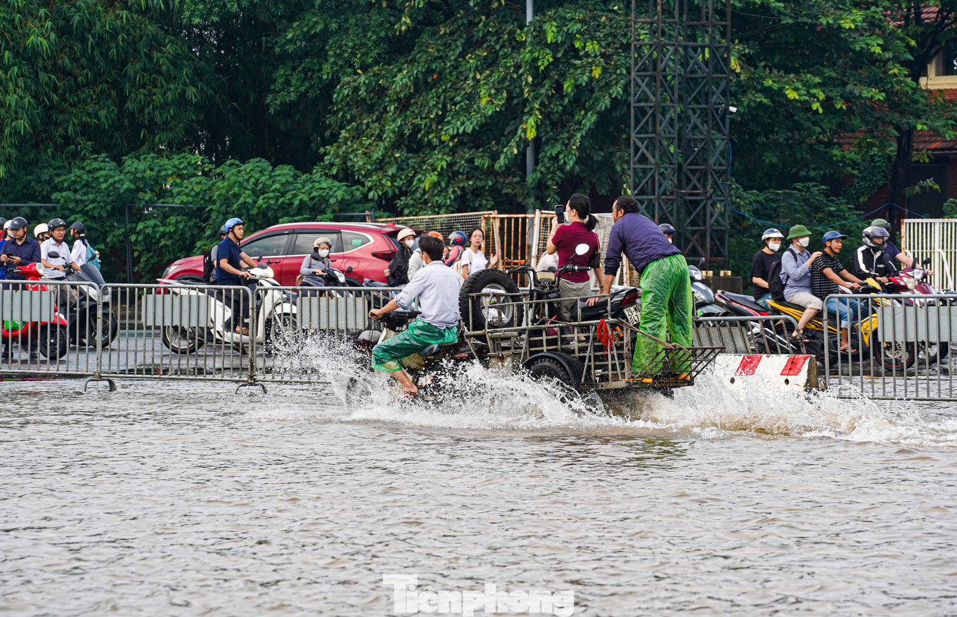 Xe máy ‘rẽ sóng’ giữa phố, tìm đường lên cao tốc tránh ngập tại Hà Nội- Ảnh 17.