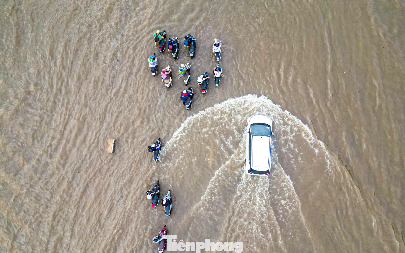 Xe máy ‘rẽ sóng’ giữa phố, tìm đường lên cao tốc tránh ngập tại Hà Nội- Ảnh 16.