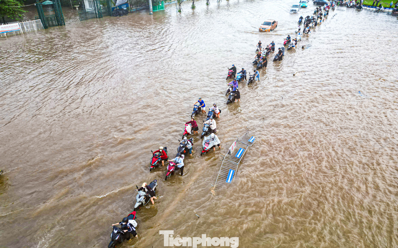 Xe máy ‘rẽ sóng’ giữa phố, tìm đường lên cao tốc tránh ngập tại Hà Nội- Ảnh 13.