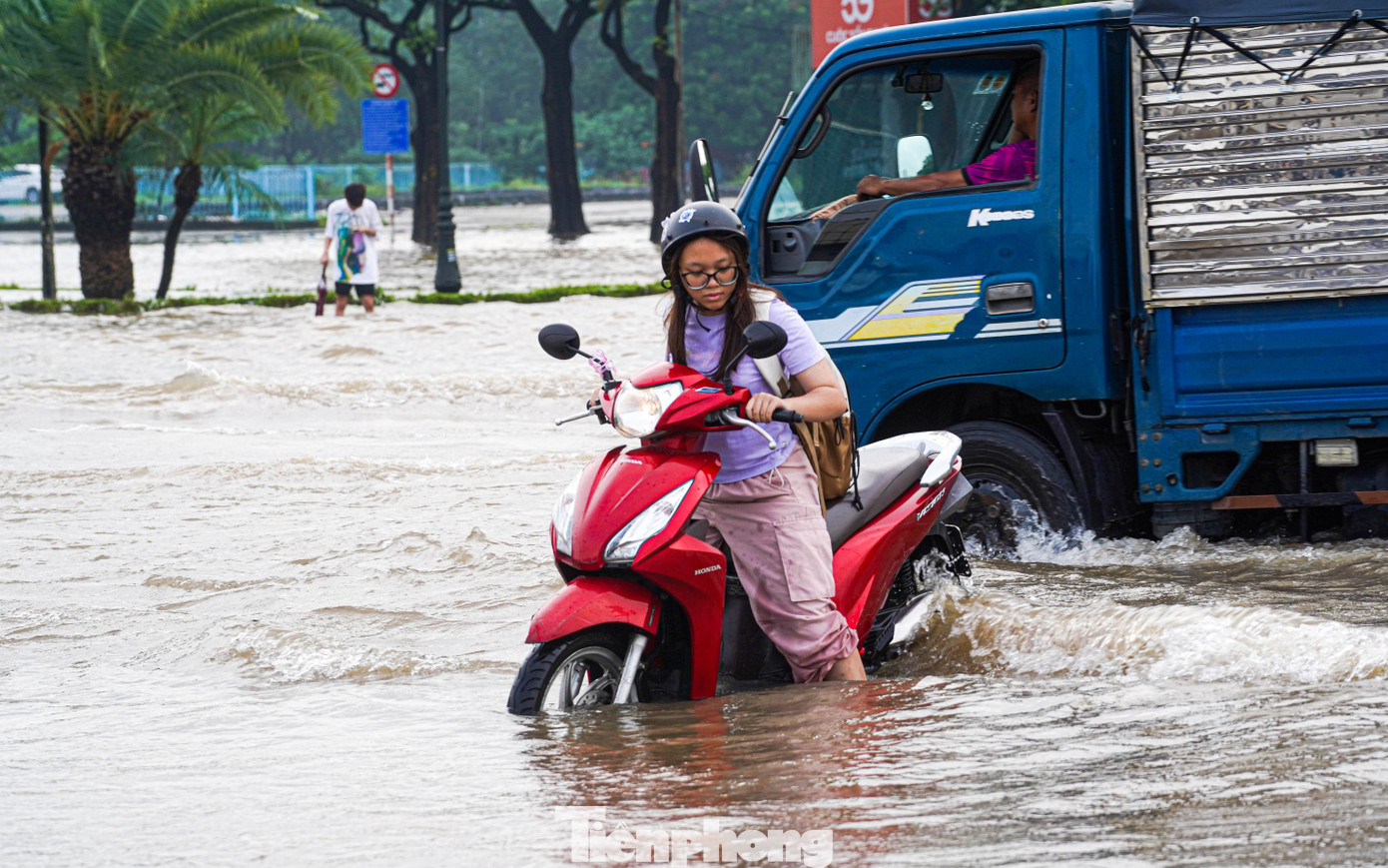 Xe máy ‘rẽ sóng’ giữa phố, tìm đường lên cao tốc tránh ngập tại Hà Nội- Ảnh 15.