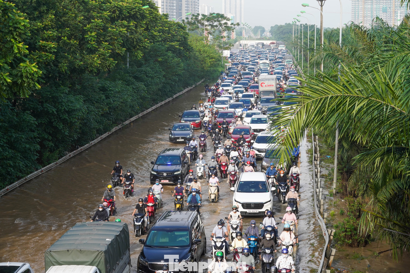 Xe máy ‘rẽ sóng’ giữa phố, tìm đường lên cao tốc tránh ngập tại Hà Nội- Ảnh 19.