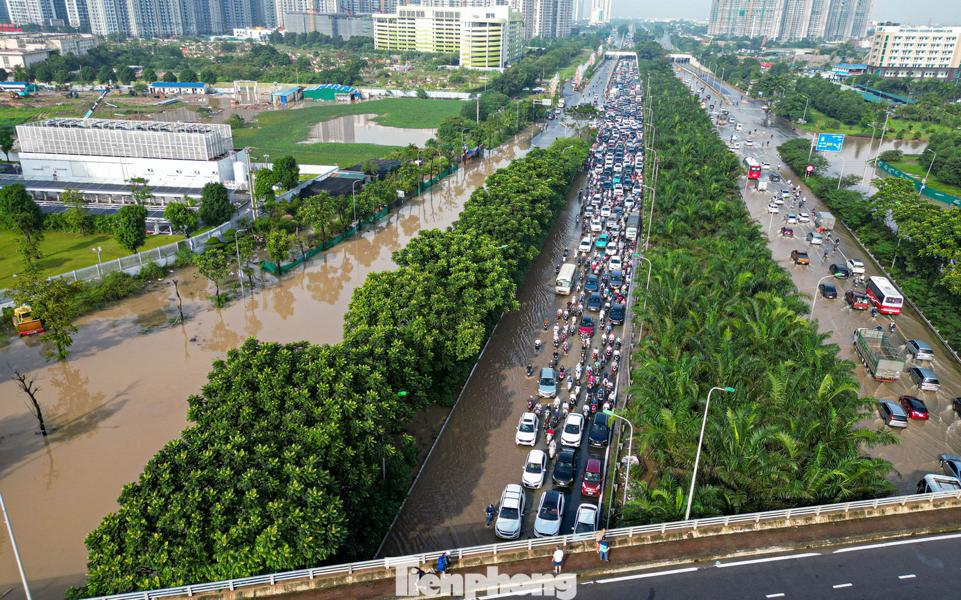 Xe máy ‘rẽ sóng’ giữa phố, tìm đường lên cao tốc tránh ngập tại Hà Nội- Ảnh 21.
