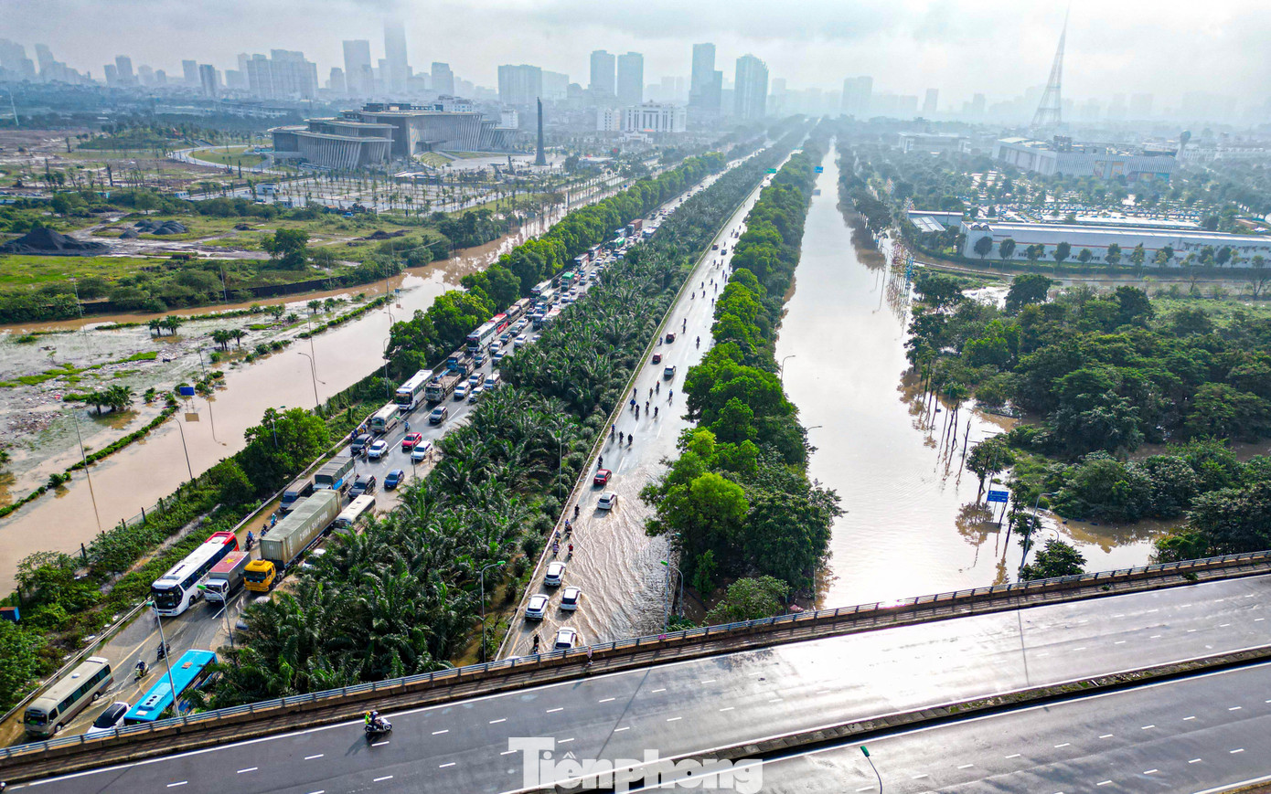 Xe máy ‘rẽ sóng’ giữa phố, tìm đường lên cao tốc tránh ngập tại Hà Nội- Ảnh 18.