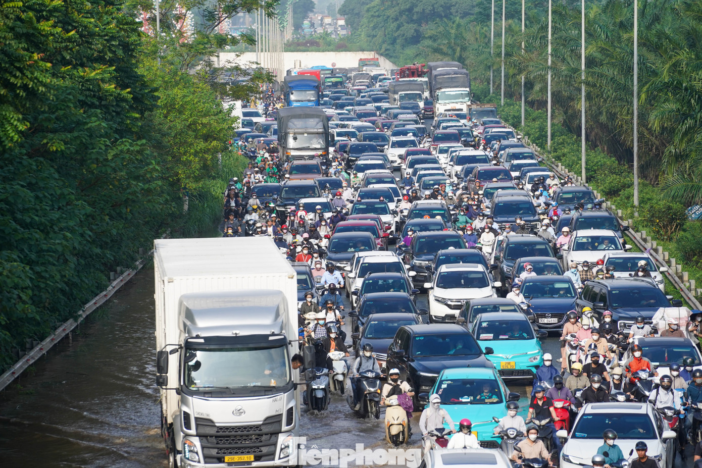 Xe máy ‘rẽ sóng’ giữa phố, tìm đường lên cao tốc tránh ngập tại Hà Nội- Ảnh 20.