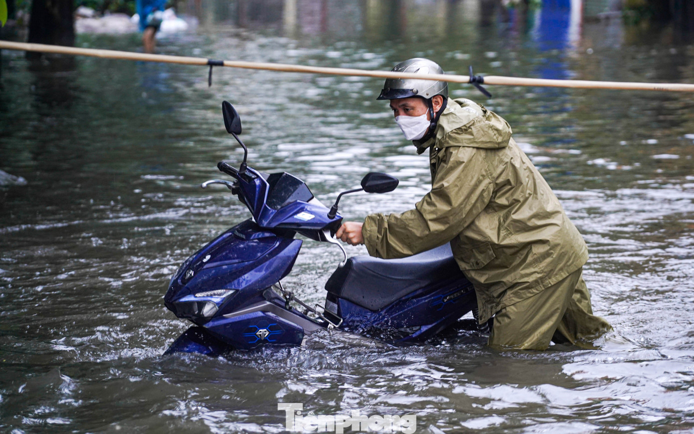 Xe máy ‘rẽ sóng’ giữa phố, tìm đường lên cao tốc tránh ngập tại Hà Nội- Ảnh 6.