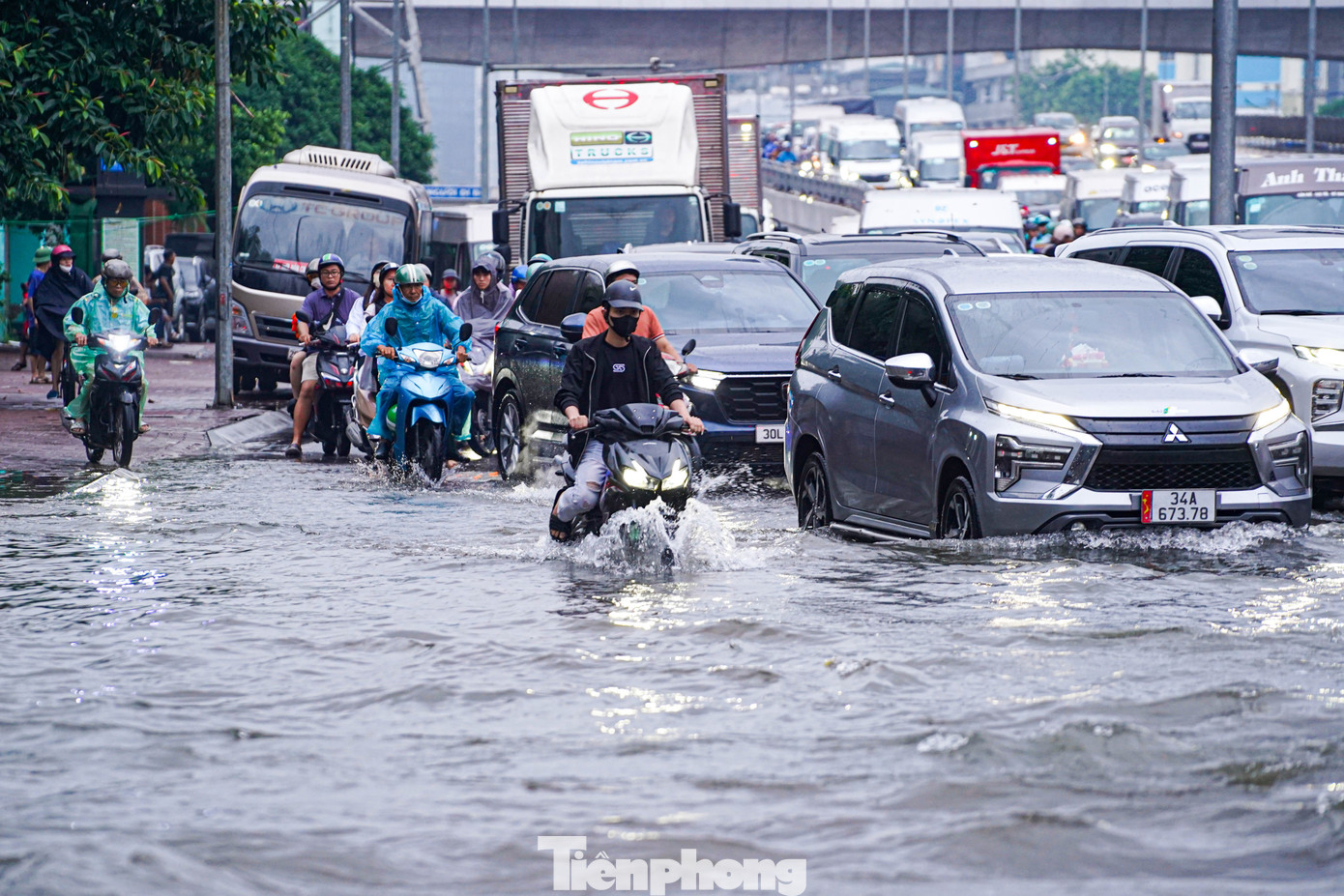Xe máy ‘rẽ sóng’ giữa phố, tìm đường lên cao tốc tránh ngập tại Hà Nội- Ảnh 3.