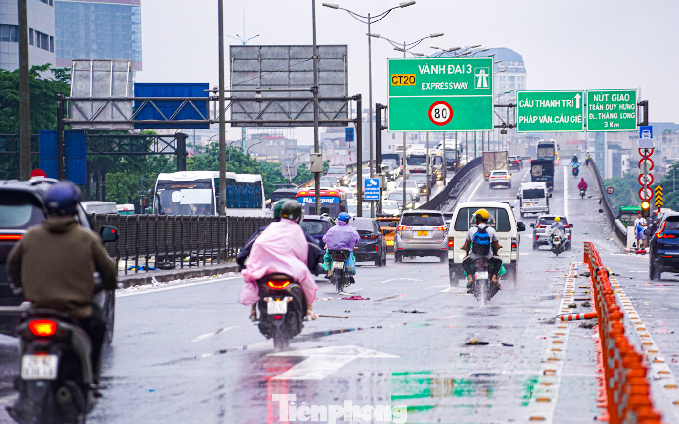 Xe máy ‘rẽ sóng’ giữa phố, tìm đường lên cao tốc tránh ngập tại Hà Nội- Ảnh 5.
