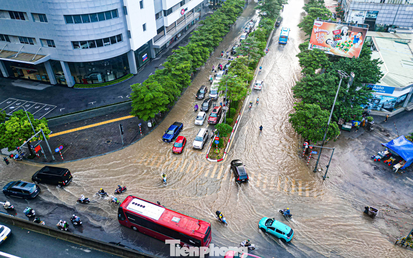 Xe máy ‘rẽ sóng’ giữa phố, tìm đường lên cao tốc tránh ngập tại Hà Nội- Ảnh 7.
