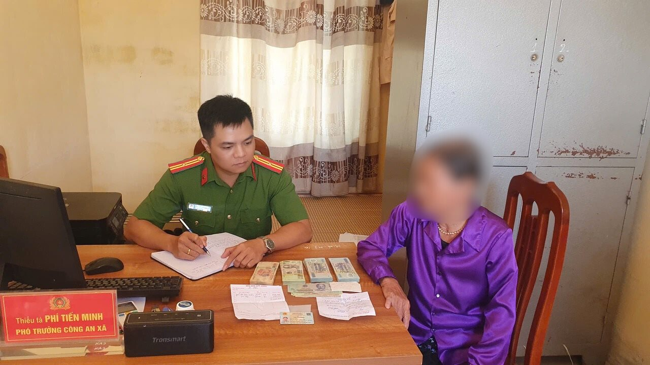 Cụ bà 88 tuổi nhờ người thân chở đến ngân hàng để giao dịch 130 triệu đồng: Công an Hưng Yên xác định tính nghiêm trọng, lập tức vào cuộc- Ảnh 3.