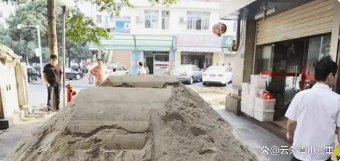 Thấy si&ecirc;u thị đ&ocirc;ng kh&aacute;ch, chủ mặt bằng tăng gi&aacute; tiền thu&ecirc; từ 629 triệu l&ecirc;n 1,6 tỷ đồng/năm, bị từ chối th&igrave; đổ đ&aacute;, c&aacute;t chặn trước cửa: &ldquo;Kh&ocirc;ng đồng &yacute; t&ocirc;i lại đổ th&ecirc;m&rdquo;- Ảnh 2.