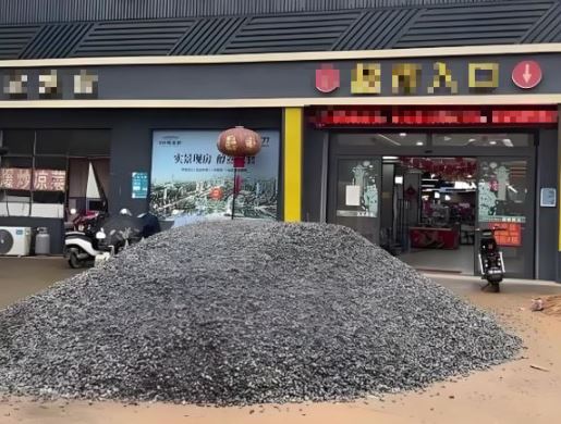 Thấy si&ecirc;u thị đ&ocirc;ng kh&aacute;ch, chủ mặt bằng tăng gi&aacute; tiền thu&ecirc; từ 629 triệu l&ecirc;n 1,6 tỷ đồng/năm, bị từ chối th&igrave; đổ đ&aacute;, c&aacute;t chặn trước cửa: &ldquo;Kh&ocirc;ng đồng &yacute; t&ocirc;i lại đổ th&ecirc;m&rdquo;- Ảnh 1.