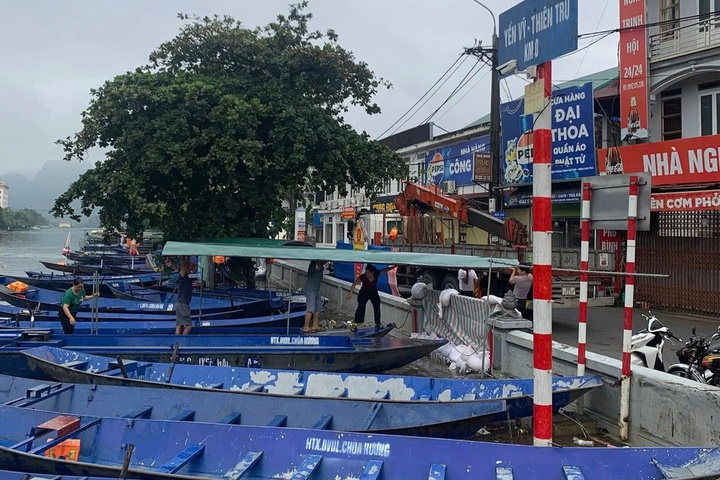 Thuyền, ca nô du lịch Chùa Hương lên đường chi viện vùng lũ- Ảnh 1.