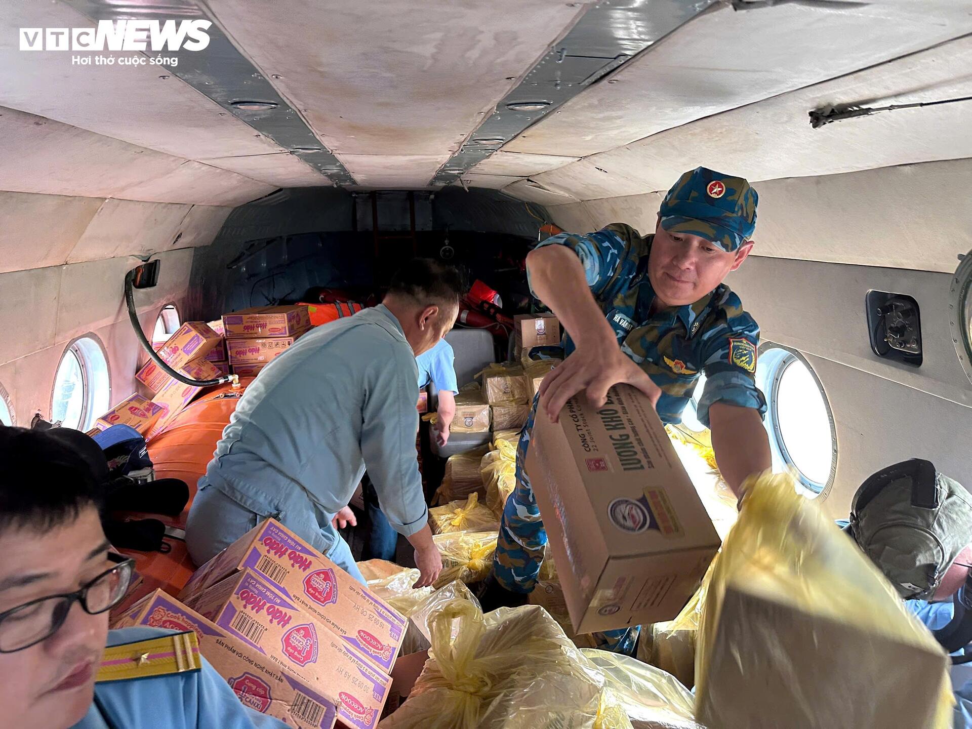 Trực thăng quân sự mang 4 tấn hàng hoá cứu trợ đến vùng lũ Lạng Sơn- Ảnh 4.