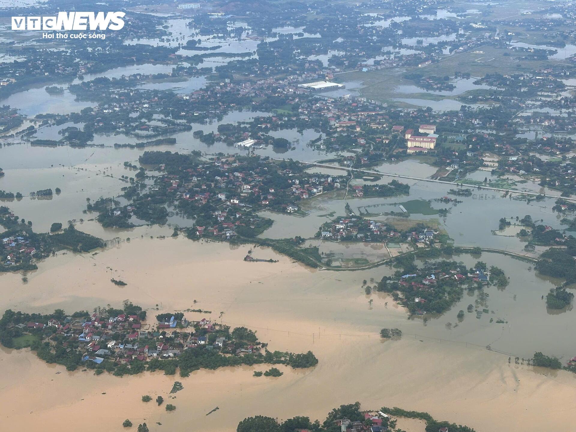 Trực thăng quân sự mang 4 tấn hàng hoá cứu trợ đến vùng lũ Lạng Sơn- Ảnh 7.
