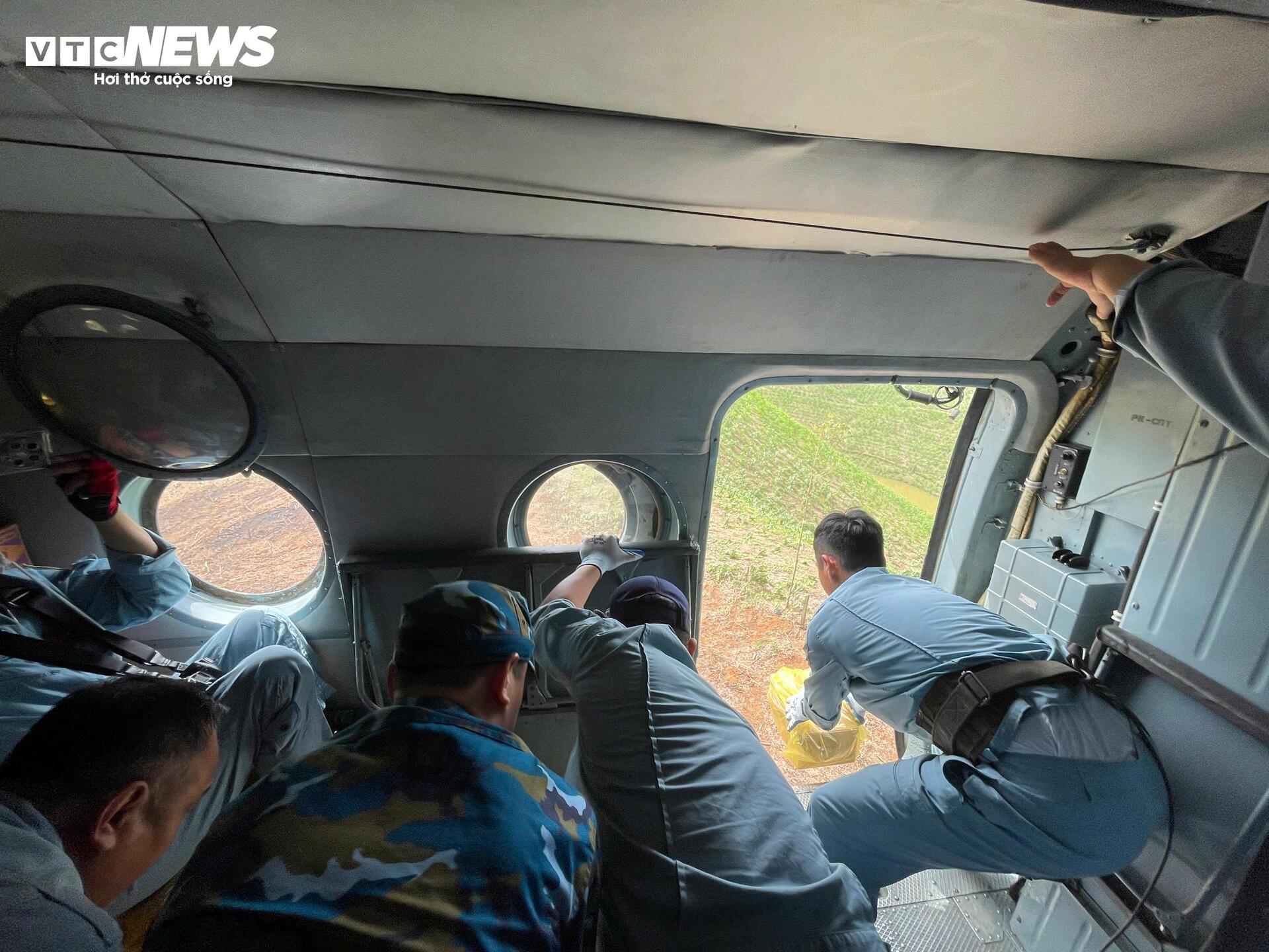 Trực thăng quân sự mang 4 tấn hàng hoá cứu trợ đến vùng lũ Lạng Sơn- Ảnh 9.