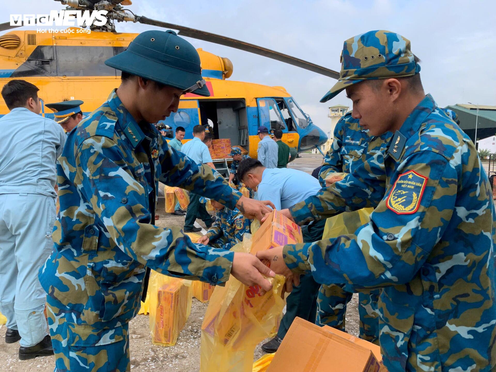 Trực thăng quân sự mang 4 tấn hàng hoá cứu trợ đến vùng lũ Lạng Sơn- Ảnh 3.