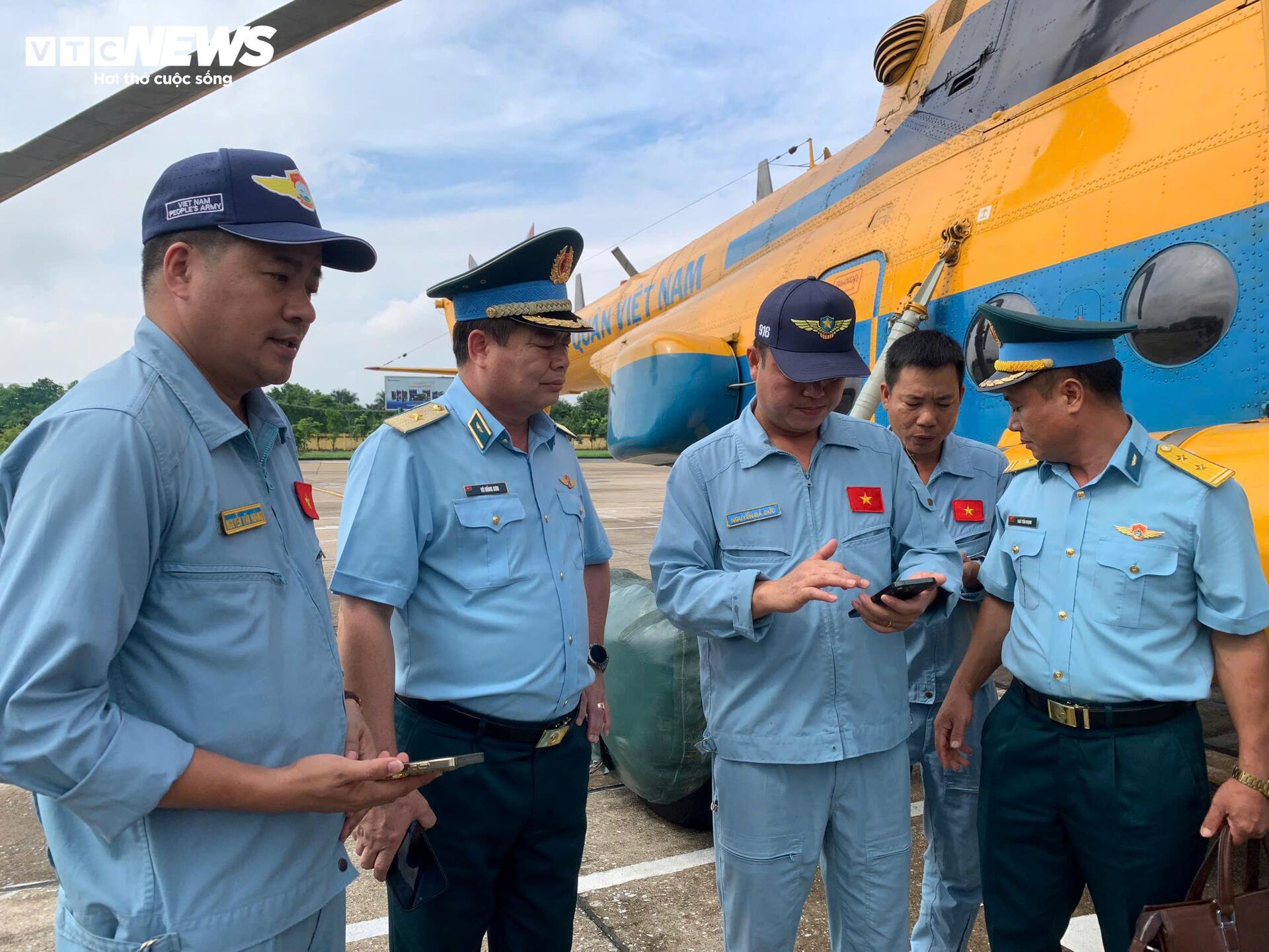 Trực thăng quân sự mang 4 tấn hàng hoá cứu trợ đến vùng lũ Lạng Sơn- Ảnh 2.