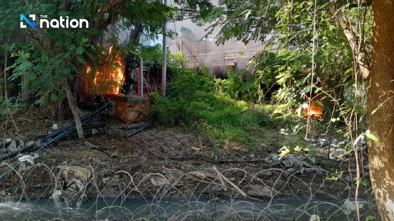 Kh&oacute;i đen bao tr&ugrave;m bi&ecirc;n giới Th&aacute;i Lan &ndash; Campuchia: Hỏa hoạn b&ugrave;ng ph&aacute;t dưới Cầu Hữu nghị- Ảnh 1.