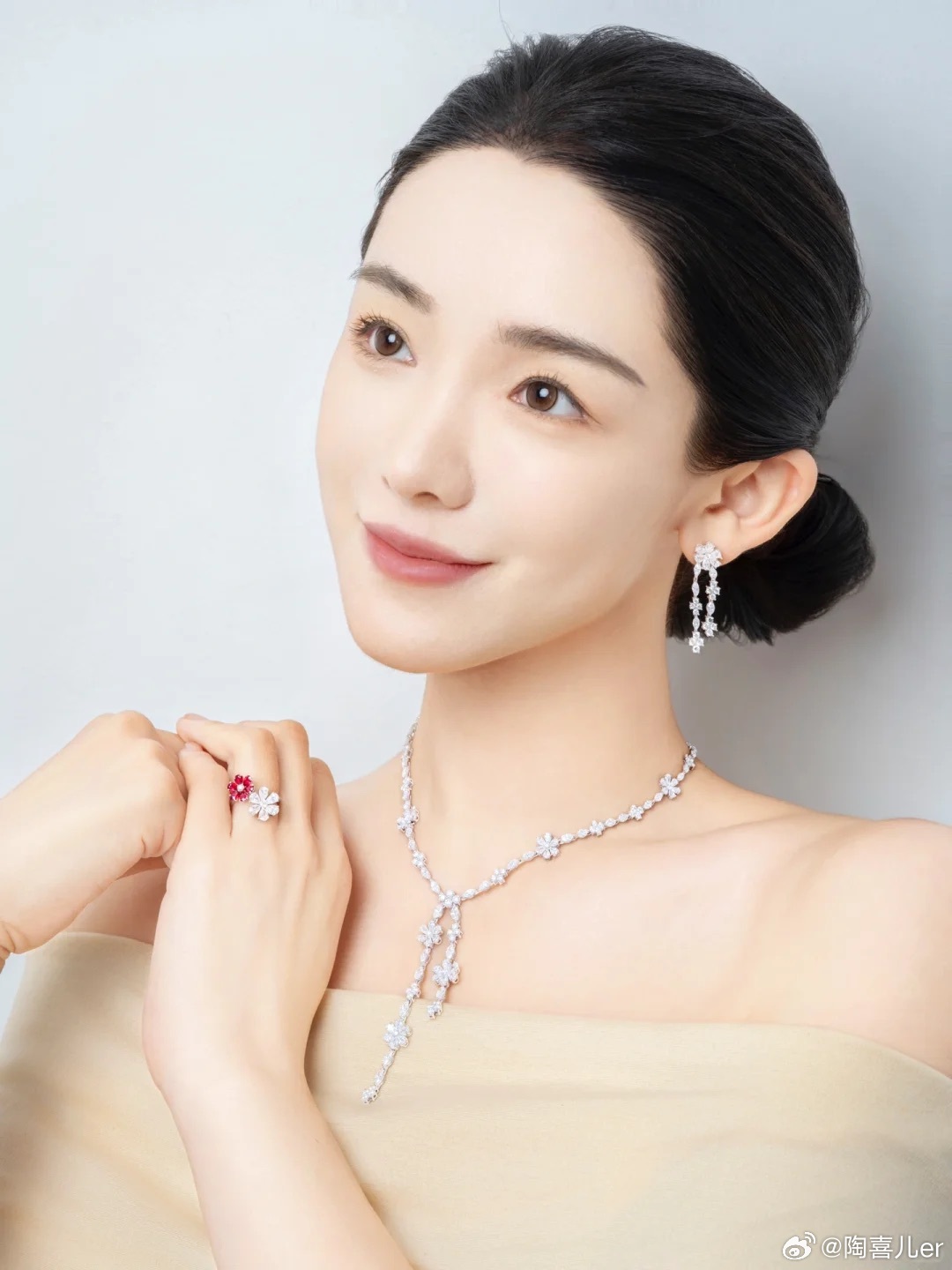 Phú bà ở biệt phủ 1200m2 làm gì lúc rảnh: Mang 5000 con tằm về làm chăn tặng mẹ chồng, chặt tre ngay tại nhà làm giấy tặng chồng, bảo sao được yêu chiều đến thế!- Ảnh 1. Phú bà ở biệt phủ 1200m2 làm gì lúc rảnh: Mang 5000 con tằm về làm chăn tặng mẹ chồng, chặt tre ngay tại nhà làm giấy tặng chồng, bảo sao được yêu chiều đến thế!- Ảnh 1.