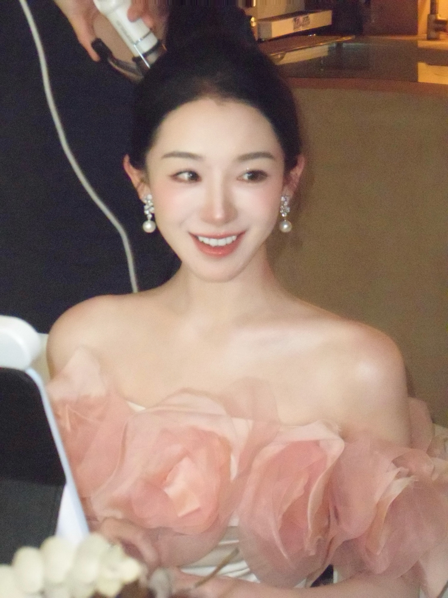 Phú bà ở biệt phủ 1200m2 làm gì lúc rảnh: Mang 5000 con tằm về làm chăn tặng mẹ chồng, chặt tre ngay tại nhà làm giấy tặng chồng, bảo sao được yêu chiều đến thế!- Ảnh 2. Phú bà ở biệt phủ 1200m2 làm gì lúc rảnh: Mang 5000 con tằm về làm chăn tặng mẹ chồng, chặt tre ngay tại nhà làm giấy tặng chồng, bảo sao được yêu chiều đến thế!- Ảnh 2.