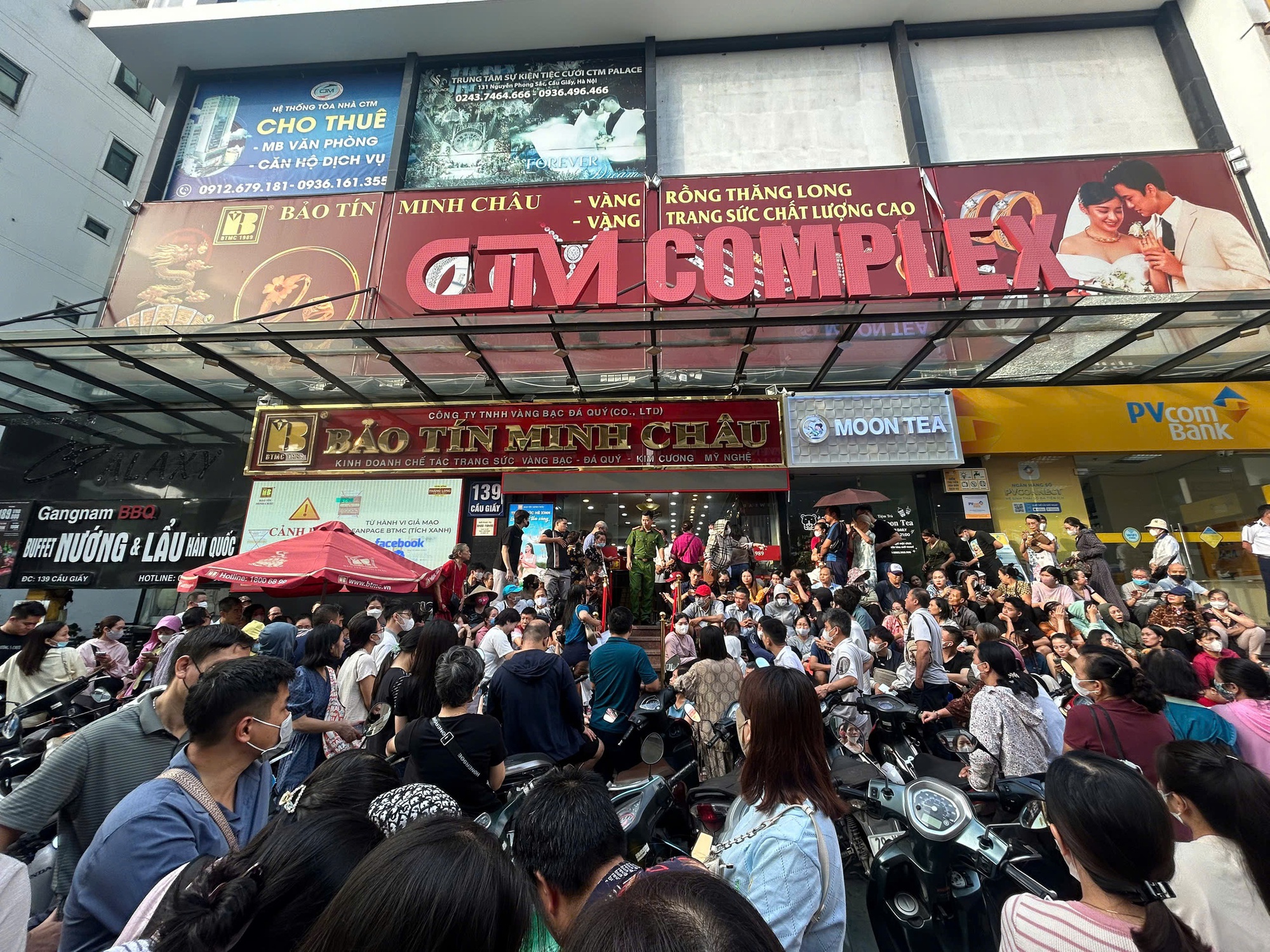 VIDEO: Người dân chen chúc xếp hàng mua vàng khi giá vượt 142 triệu đồng/lượng- Ảnh 3. VIDEO: Người dân chen chúc xếp hàng mua vàng khi giá vượt 142 triệu đồng/lượng- Ảnh 3.