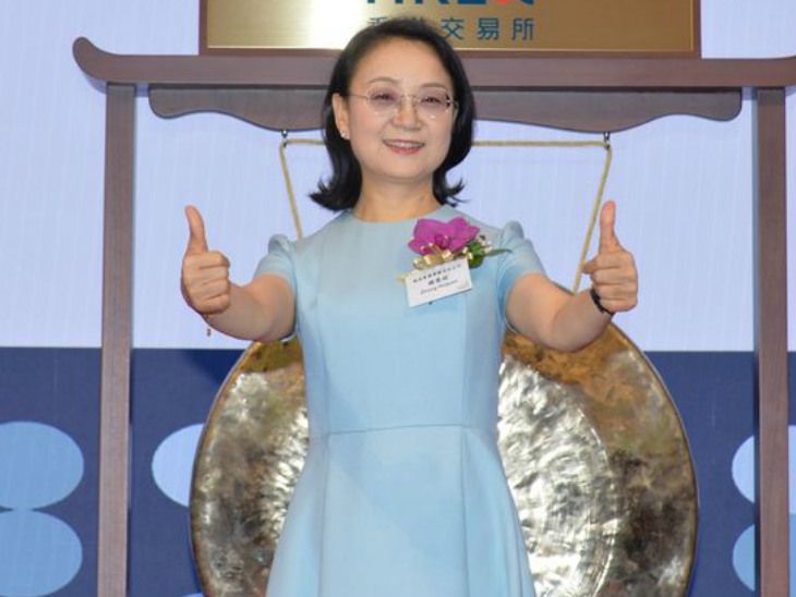 Phú bà 64 tuổi sở hữu khối tài sản 527.000 tỷ đồng: Được quan tâm chẳng kém siêu sao showbiz, dù im lặng vẫn khiến cả thế giới xôn xao!- Ảnh 2.