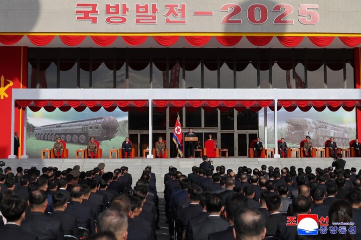 D&agrave;n vũ kh&iacute; hiện đại ở triển l&atilde;m quốc ph&ograve;ng Triều Ti&ecirc;n- Ảnh 1.