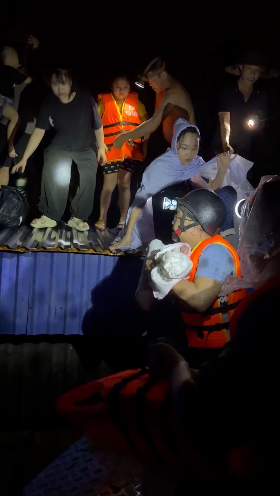 "Người hùng thầm lặng" giữa dòng nước lũ: Ông bố 6 con vượt hàng trăm cây số từ Hà Nội về Thái Nguyên để hỗ trợ người dân vùng lũ- Ảnh 4. "Người hùng thầm lặng" giữa dòng nước lũ: Ông bố 6 con vượt hàng trăm cây số từ Hà Nội về Thái Nguyên để hỗ trợ người dân vùng lũ- Ảnh 4.