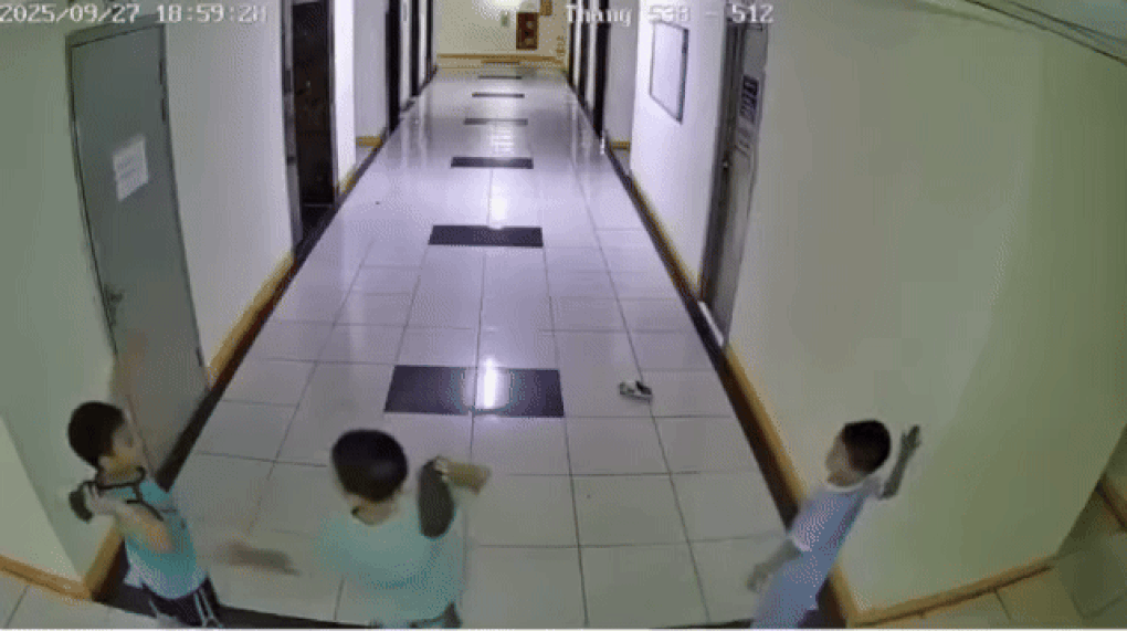 Bất ngờ số tiền gia đình bé trai chơi ném dép dẫn tới hỏng 2 thang máy phải bồi thường- Ảnh 1. Bất ngờ số tiền gia đình bé trai chơi ném dép dẫn tới hỏng 2 thang máy phải bồi thường- Ảnh 1.