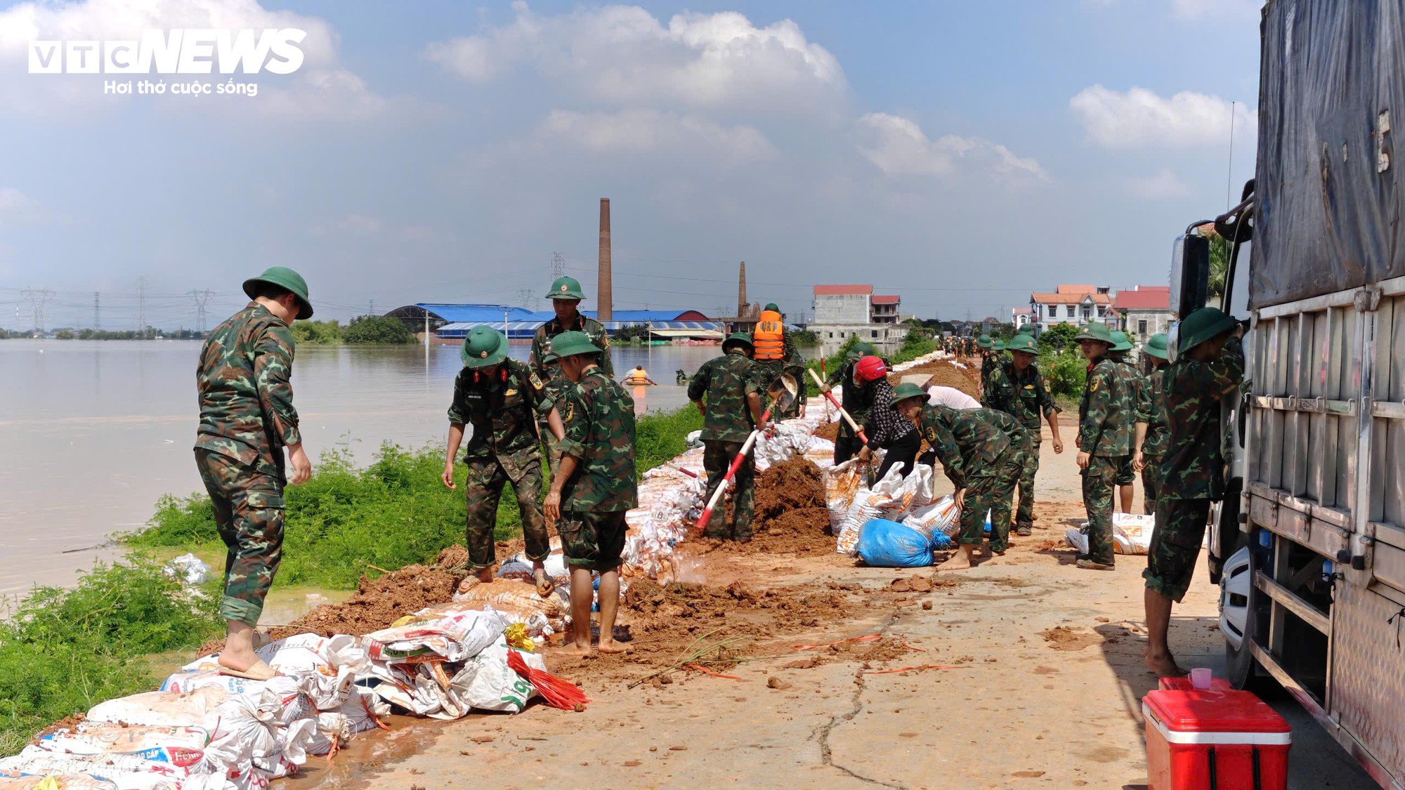 Bí thư chi bộ thôn ở Bắc Ninh tử vong khi tham gia chống lũ- Ảnh 1. Bí thư chi bộ thôn ở Bắc Ninh tử vong khi tham gia chống lũ- Ảnh 1.