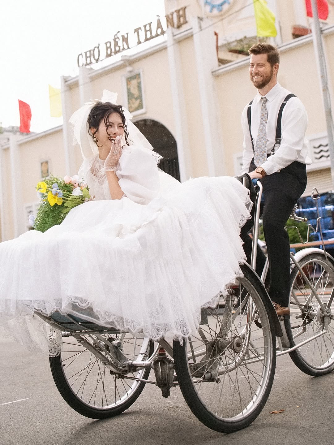 Vợ Việt "lỡ miệng" n&oacute;i th&iacute;ch ho&agrave;ng h&ocirc;n, chồng T&acirc;y l&aacute;i m&aacute;y bay ri&ecirc;ng chở đi ngắm rồi v&ograve;ng về ăn phở- Ảnh 5.