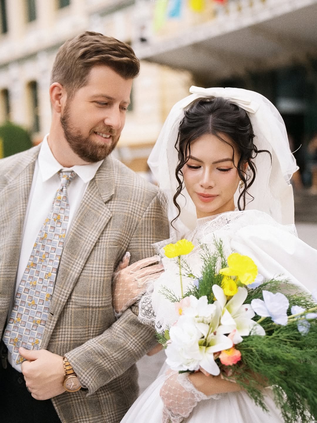 Vợ Việt "lỡ miệng" n&oacute;i th&iacute;ch ho&agrave;ng h&ocirc;n, chồng T&acirc;y l&aacute;i m&aacute;y bay ri&ecirc;ng chở đi ngắm rồi v&ograve;ng về ăn phở- Ảnh 4.