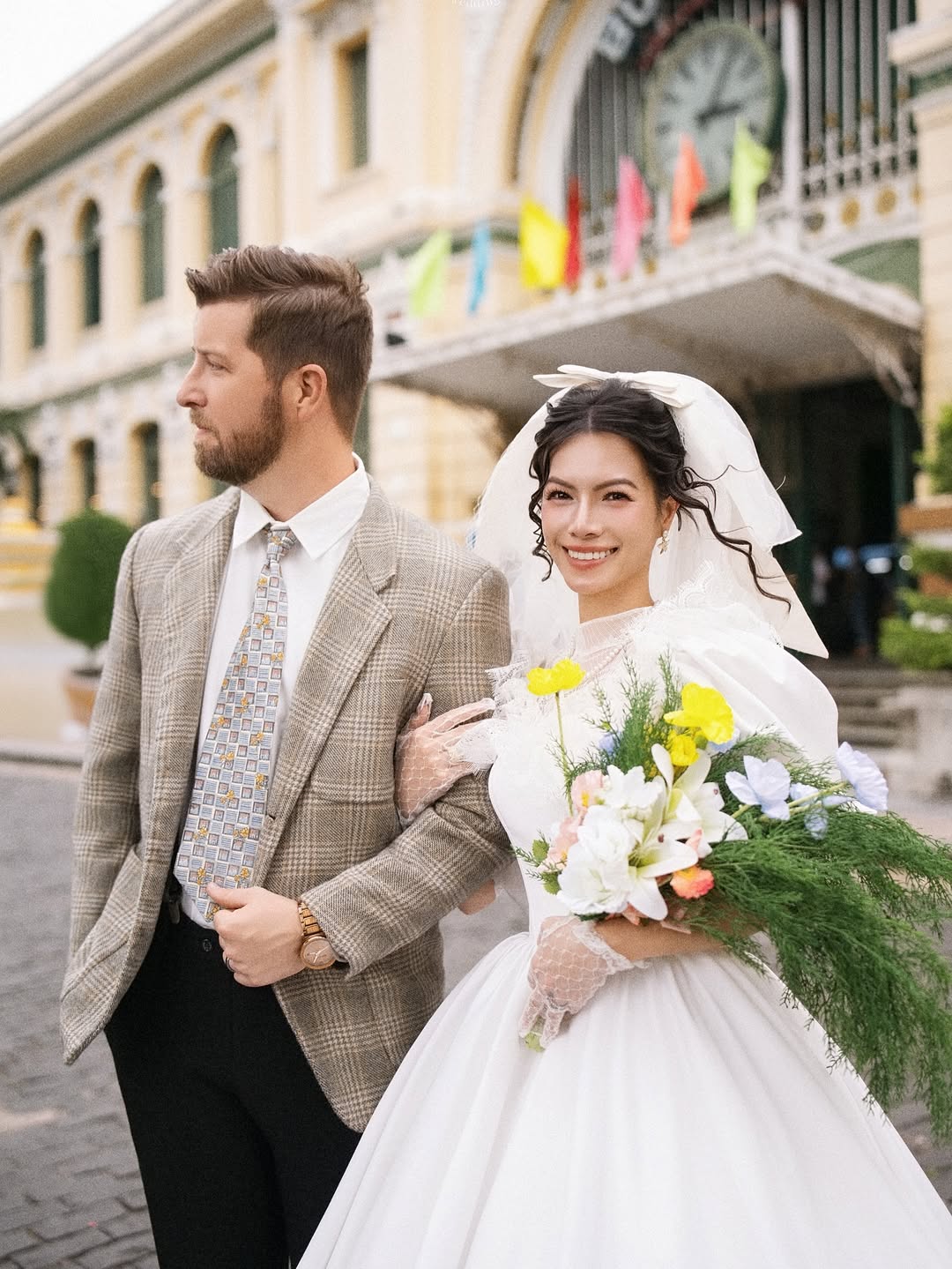 Vợ Việt "lỡ miệng" n&oacute;i th&iacute;ch ho&agrave;ng h&ocirc;n, chồng T&acirc;y l&aacute;i m&aacute;y bay ri&ecirc;ng chở đi ngắm rồi v&ograve;ng về ăn phở- Ảnh 3.